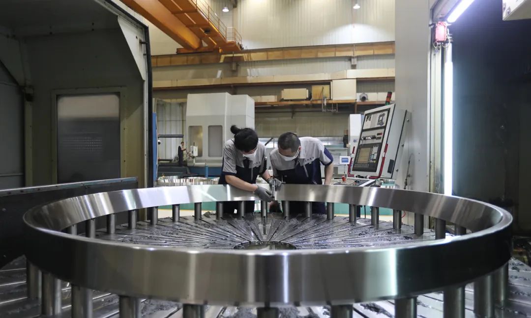 2022 Sep New product News:The development of the 12 MW wind turbine generator bearing from ZWZ has been completed, and the project of 