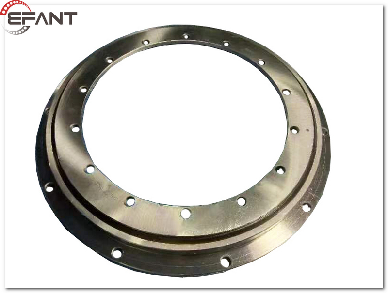 What are the characteristics of flanged slewing bearings?