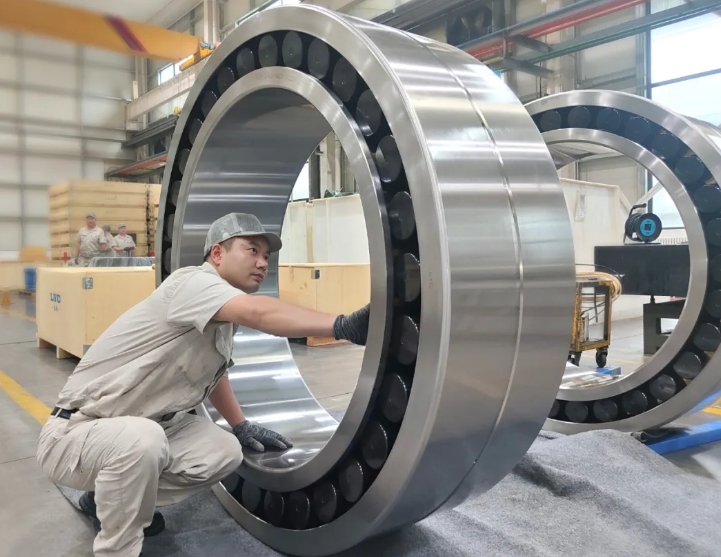 The 10MW SRB main spindle bearing for the largest onshore wind power platform developed by LYC passed user acceptance