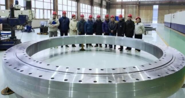 The three-row cylindrical roller slewing bearing with an outer diameter of 4.6 meters from LYC has passed the acceptance check