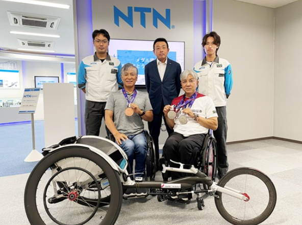 Para Athletics World Championships Medalists Tomoya Ito and Hirokazu Ueyonabaru Pay Courtesy Visit to NTN
